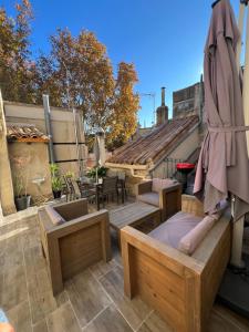 Balkón nebo terasa v ubytování RÉNOVÉ, vue SUR Palais des Papes, terrasse et WIFI TROISIEME ETAGE