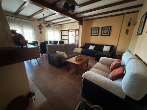 sala de estar con sofá y mesa en Casa rural Con Calma, en Zarzuela del Monte