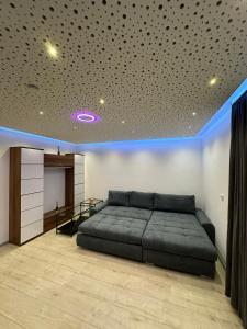 sypialnia z dużym łóżkiem w pokoju w obiekcie Modern Apartments Neuburg 2 - TOP NEU - 2 Zimmer, Komfort, Balkon, Wi-Fi, Smart TV, Dusche, Küche w mieście Neuburg an der Donau