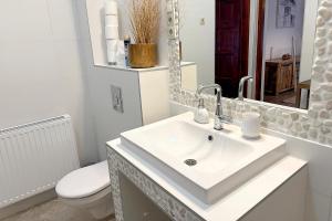 Kúpeľňa v ubytovaní Full 2BDR Garden House near to Downtown Metro Free Parking + 37 fotografií