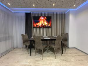 jadalnia ze stołem i kominkiem na ścianie w obiekcie Modern Apartments Neuburg 2 - TOP NEU - 2 Zimmer, Komfort, Balkon, Wi-Fi, Smart TV, Dusche, Küche w mieście Neuburg an der Donau