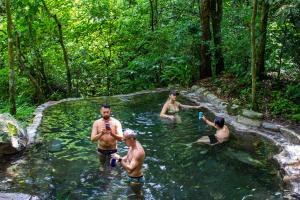 eine Gruppe von Menschen im Wasser in einem Wald in der Unterkunft Casa Finca Lindora in Monteverde Costa Rica