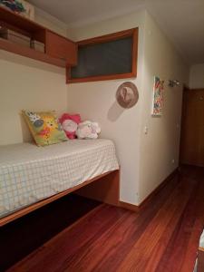 a small bedroom with a bed with stuffed animals on it at Little Paradise AL - Fão in Fão