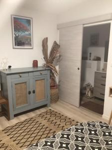 um quarto com um armário azul e uma porta em Le Niaouli em Saint-Joseph