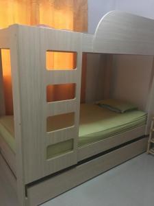 ein Spielzeug-Etagenbett mit Regalen in einem Schlafzimmer in der Unterkunft Apartamento Playa Ciudad Flamingo Tucacas Chichiriviche in Tucacas