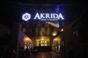 本地治里的住宿－NT Hotels and Resorts Akridha，夜间建筑物一侧的标志