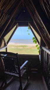 une fenêtre sur le toit avec une chaise dans l'établissement Guajira Beach, à Ríohacha