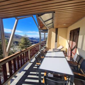 a balcony with a table and chairs and a view at Apartamento Alfa con parking y wifi by SURYNIEVE in Sierra Nevada