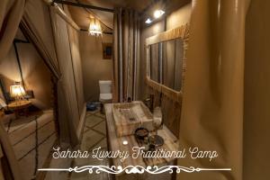 vistas a un baño con una mesa de cristal en Sahara Luxury Traditional Camp, en Merzouga 47 fotos más