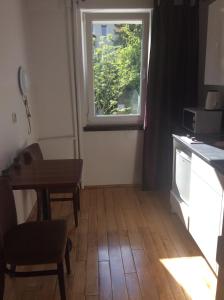Kuchyňa alebo kuchynka v ubytovaní mika rooms - 22 Korotynskiego Street