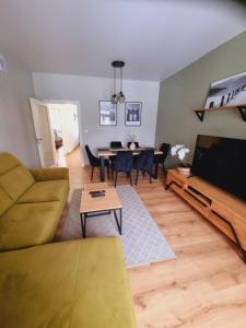 uma sala de estar com um sofá e uma mesa em Apartament Solskiego em Mielec