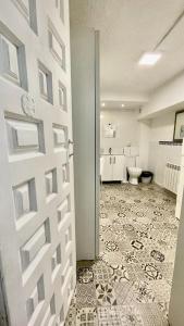Ένα μπάνιο στο Cool basement studio in hosts house with private terrace and BBQ