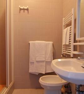 A bathroom at Hotel Palmarosa