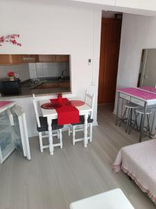 kuchnia i jadalnia z czerwonym stołem i krzesłami w obiekcie Marbella center studio apartment w Marbelli