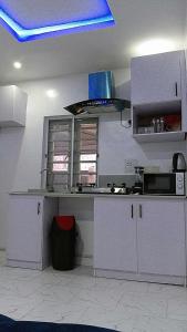 Kuchyň nebo kuchyňský kout v ubytování JKA 1-BEDROOM-Apt 24HRS POWER Unlimited WIFI , GARDEN PATIO AREA,FREE DAILY HOUSEKEEPING