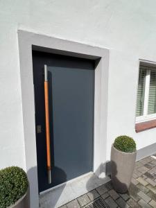 uma porta com um taco de basebol na lateral de um edifício em Premium Apartment mit Domblick im DG em Paderborn