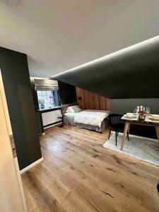 um quarto com uma cama e uma mesa num quarto em Premium Apartment mit Domblick im DG em Paderborn