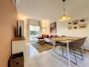 uma sala de estar com uma mesa e um sofá em La Bella Lola Estartit Rental em L'Estartit