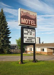 un cartello per un motel sul ciglio di una strada di Northlander Motel a Sault Ste. Marie