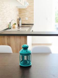un tarro azul sentado en una mesa en una cocina en Casinha da Avó en Santiago do Cacém