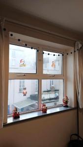dwa okna z dekoracjami Hello Kitty w pokoju w obiekcie 39 Marine Court Apartment w mieście Bundoran