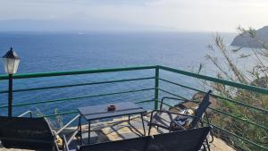 a table and chairs on a balcony overlooking the ocean at Los Cerrajones: spectacular views from the cliff in Agulo