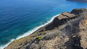 a view of the ocean from a cliff at Los Cerrajones: spectacular views from the cliff in Agulo