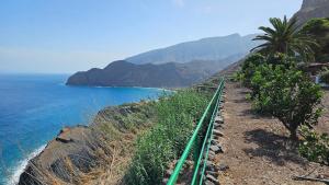 a train track on a hill next to the ocean at Los Cerrajones: spectacular views from the cliff in Agulo