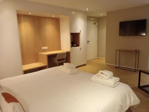 Un ou plusieurs lits dans un hébergement de l'établissement Dionbulles & Dionlodge Guesthouse, Private Wellness pool in option