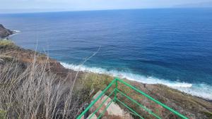 a view of the ocean from a cliff at Los Cerrajones: spectacular views from the cliff in Agulo