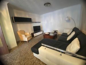 Televízia a/alebo spoločenská miestnosť v ubytovaní Casa la Pineda Salou, playa y Port Aventura