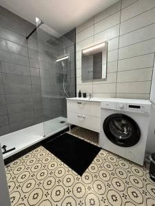 a bathroom with a washing machine in a room at Apt Évreux 900m de la gare in Évreux