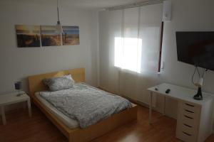 Cama o camas de una habitación en Geräumige Ferienwohnung in ruhiger Lage