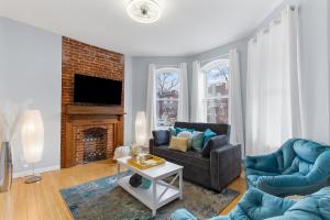 uma sala de estar com duas cadeiras e uma lareira em Exquisitely Designed Townhome - JZ Vacation Rentals em Saint Louis