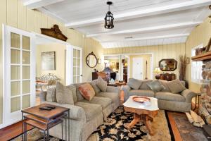 een woonkamer met een bank en een tafel bij 2360 -The Winding Lane House Est 1932 cabin in Big Bear City