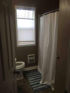 Bathroom sa Private mountain cabin w/ neighborhood lake access