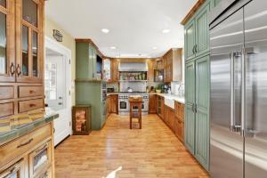 een keuken met houten kasten en een koelkast bij 2360 -The Winding Lane House Est 1932 cabin in Big Bear City