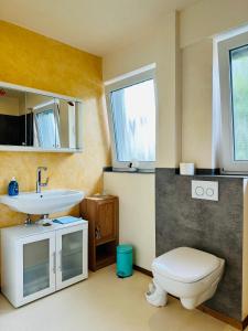 a bathroom with a white toilet and a sink at 2,5-Zimmerwohnung mit Terrasse - KEINE Monteure in Marbach am Neckar