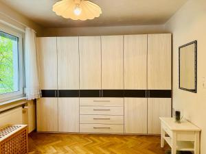 a room with a large cabinet with black and white stripes at 2,5-Zimmerwohnung mit Terrasse - KEINE Monteure in Marbach am Neckar