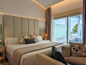 um quarto com uma cama grande e uma janela em Dionis Boutique Hotel & Spa em Jávea