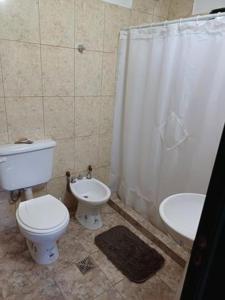 y baño con aseo y lavamanos. en Costa Dorada en San Antonio de Arredondo