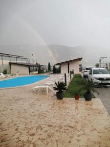 ドゥボバにあるVila Herculesの車を止めた家の上に虹