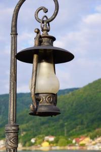 een licht hangend aan een paal met bergen op de achtergrond bij Vila Hercules in Dubova