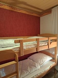 Zimmer mit Etagenbett und 2 Etagenbetten in der Unterkunft Haus Windmühle Erdgeschoß in Norden