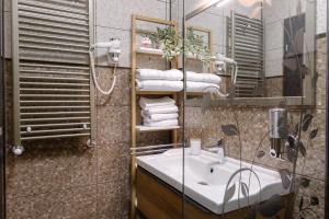 a bathroom with a sink and a mirror at Apartament Premium Borealis in Timişoara