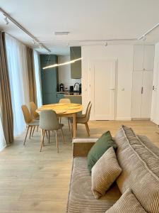 a living room with a couch and a table at MINIMAL. Dom całoroczny w górach in Duszniki Zdrój