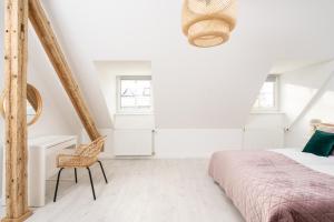 1 dormitorio con cama, silla y escritorio en Apartament Starówka by RENT4YOU, en Olsztyn