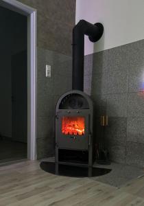 a stove with a fire in a room at Gemütliches Apartment mit Kamin in Oldenburg