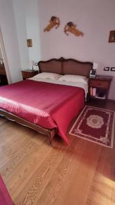 1 dormitorio con 1 cama grande con manta roja en Stanza dei Mercanti, en Orvieto
