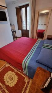 A bed or beds in a room at Stanza dei Mercanti